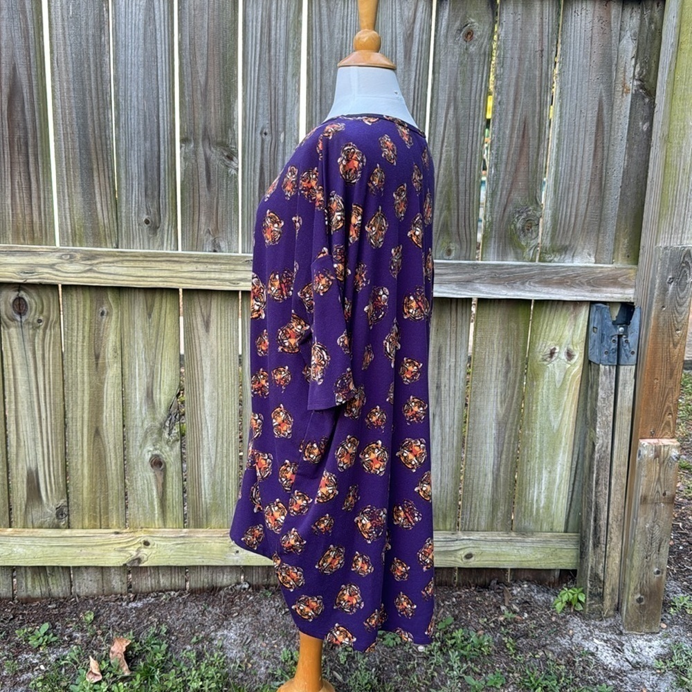 LulaRoe ‘Irma’ high-low top, size 2XL - Picture 2 of 4